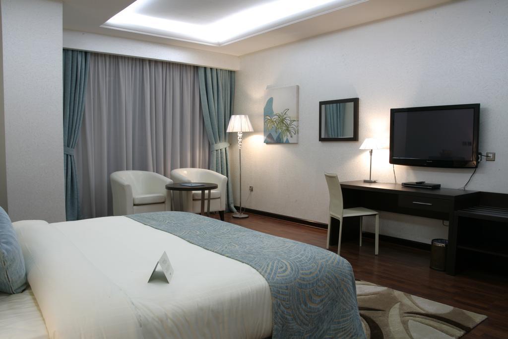 Hotel Gokulam Park Doha Exterior foto