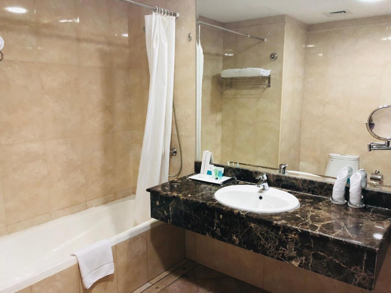 Hotel Gokulam Park Doha Exterior foto